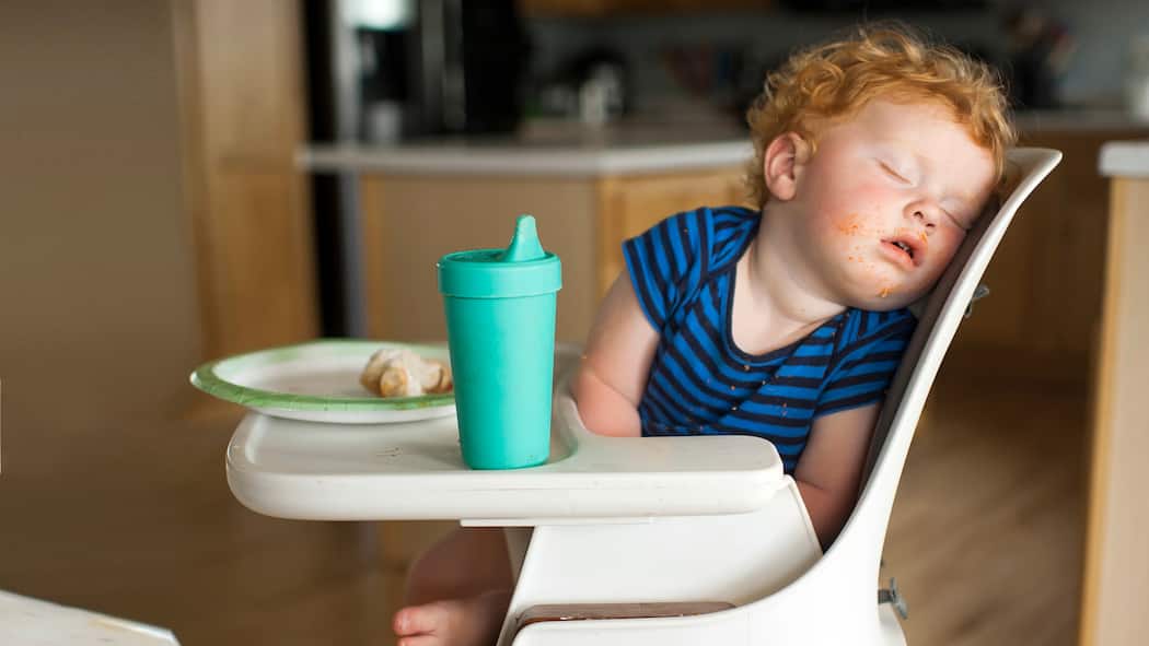 «Guter Schlaf hängt davon ab, was wir erwarten» Schlafendes Kind in Stuhl nach dem Essen