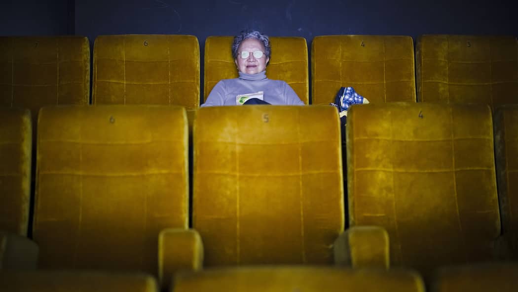 Wer noch eine Kosmos-Karte besitzt, geht jetzt leer aus Eine Zuschauerin verfolgt einen Film im Kino Kosmos.