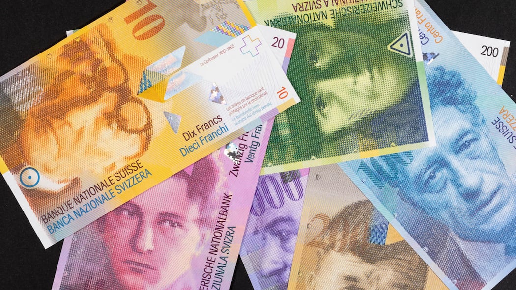 Alte Banknoten tauschen – warum muss ich den Ausweis zeigen? Diese Banknoten haben ihren Status als Zahlungsmittel seit 30. April 2021 verloren. Wer sie gegen neue Noten tauschen möchte, benötigt einen gültigen Ausweis.
