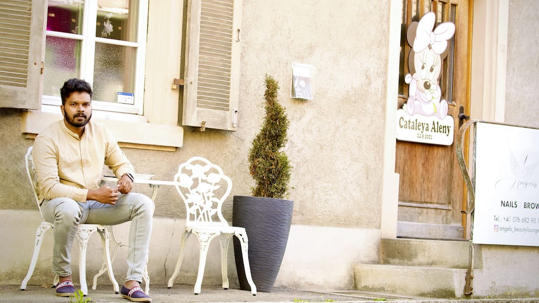 Schicksale, die ans Herz gehen Dinesh Rajendran sitzt vor einem Haus auf einem Gartenstuhl