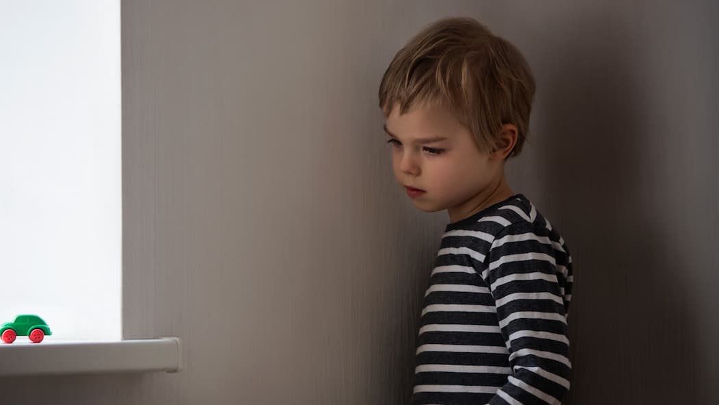 «Als würde man die Welt durch ein Mikroskop sehen» Kind betrachtet ein Spielzeugauto