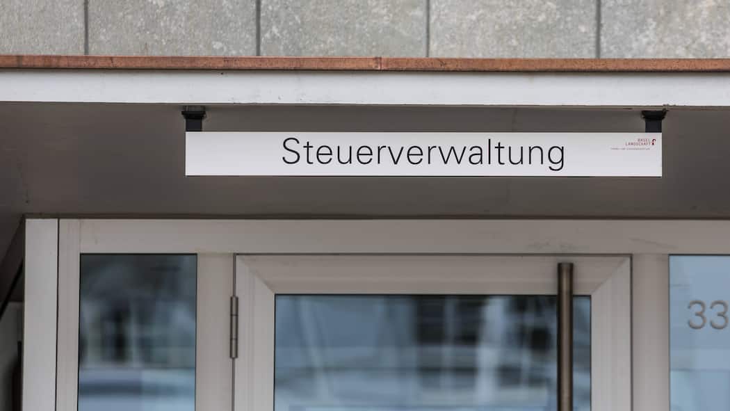 Hier lohnt es sich, die Steuern früh zu zahlen – die Übersicht Eingang des Gebäudes des Steueramts in Liestal BL - Während der Bund den Vorauszahlungsbonus komplett streicht, bieten einzelne Kantone noch Zinsen. Wo es sich am meisten lohnt und wo die Verzugszinsen am höchsten sind.