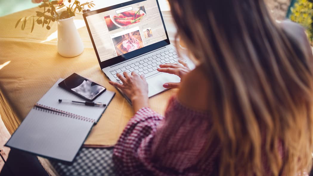 Das müssen Sie rechtlich beachten Junge Frau arbeitet zuhause an Computer