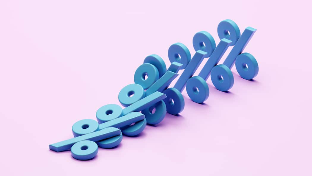Was taugt die Alternative zum Sparkonto? blaue Prozentzeichen auf rosa Hintergrund, aufgestellt wie Dominosteine