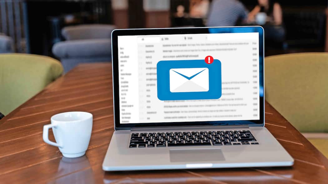 Darf der Chef meine Mails lesen? Auf einem Laptop ist ein Mailprogramm geöffnet. Auf dem Bildschirm sieht man, wie eine Mail dem Benutzer angezeigt wird, doch die Nachricht selber ist nicht zu lesen und ist mit einem grossen Couvert und einem roten Ausrufezeichen dargestellt.