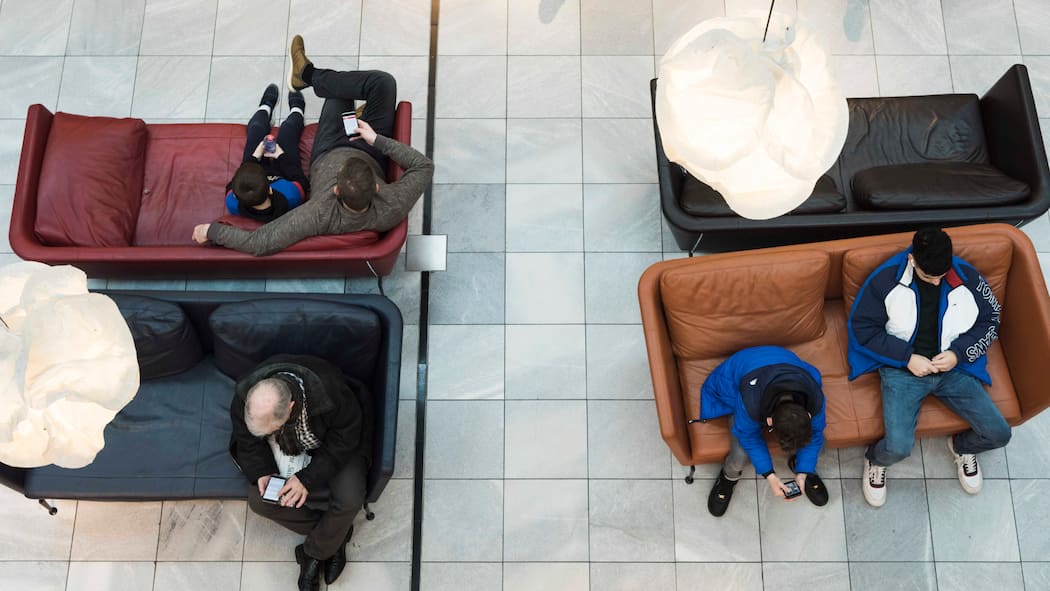 Steigende Handy-Abo-Preise wegen Teuerung: «Das ist absurd» Kunden und Besucher sitzen auf Sofas im Begegnungsbereich, im Einkaufszentrum Glattzentrum in Wallisellen, Kanton Zürich, aufgenommen am 26. Februar 2020. (KEYSTONE/Goran Basic)