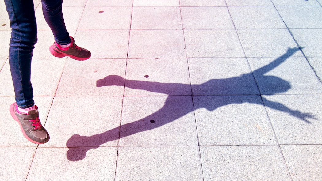 Drei wichtige Dinge, die Eltern bei Kindern fördern müssen Schatten eines Kindes, das den Hampelmann macht - Erziehung ändert sich von Generation zu Generation. Das ist gut so. Aber nicht nur. Denn es gibt wichtige Fähigkeiten, die Kinder heutzutage nicht mehr automatisch erlernen