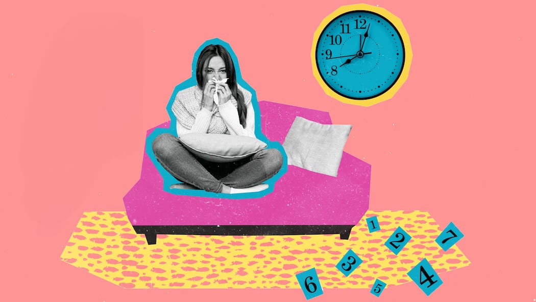 Werde ich bei Krankheit oder Feiertagen reingelegt? Eine Frau mit Taschentuch auf einem pinken Sofa vor einer Uhr, deren Zahlen teils auf dem Boden liegen. Sind Teilzeitarbeitende bei Krankheit benachteiligt?