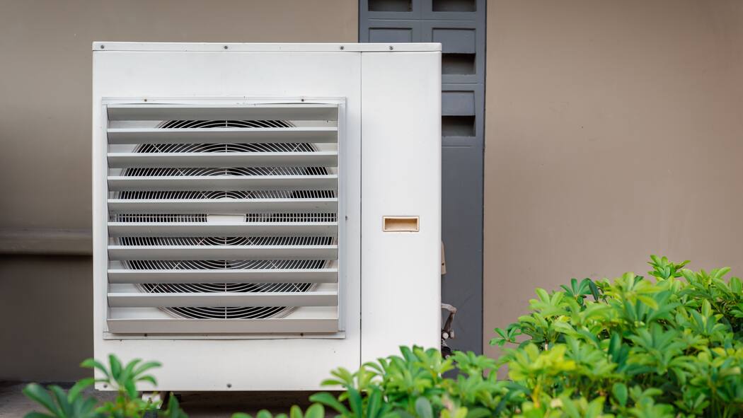 So leidet Nachbars Schlaf nicht unter ihrem Heizsystem Condensing Fan Installing Outside Building Exterior of Air Conditioner.