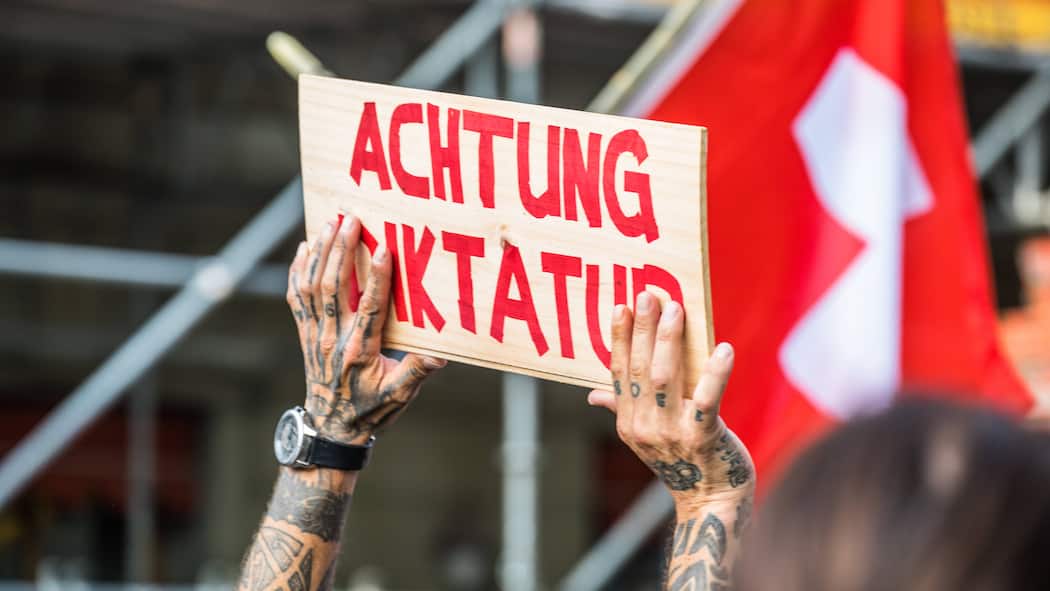 Warum Tausende Schweizer den Staat ablehnen Die Botschaften der Aktivisten an der Demonstration gegen die Schweizer Landesregierung waren klar.