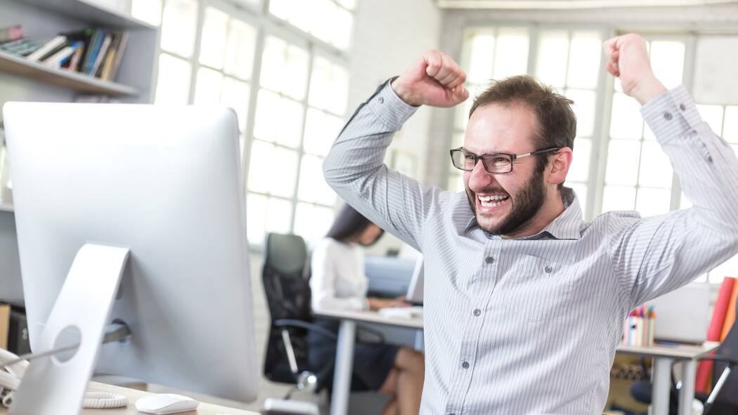 Darf ich während der Arbeit WM schauen? Auf dem Büro Computer die WM schauen ist kein Problem – sofern es die Chefin erlaubt.