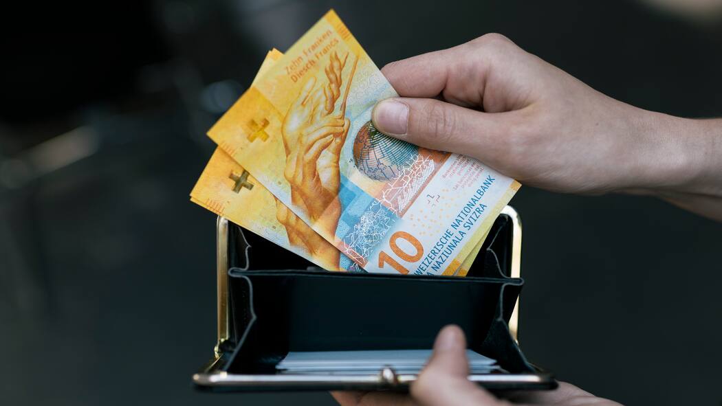 Aargauer Gemeinde bringt Frau um ihr Altersguthaben Person nimmt 10-Franken-Banknoten aus ihrem Portemonnaie