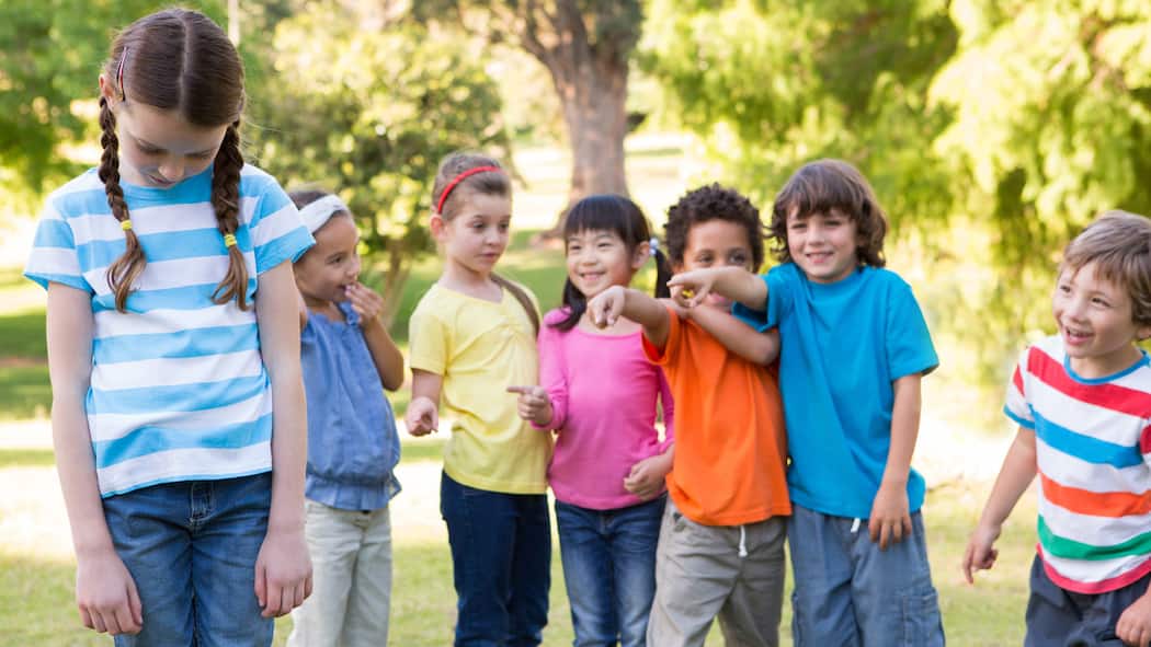 Wenn Kinder einander fertigmachen Kinder mobben ein anderes Schulkind und lachen es aus