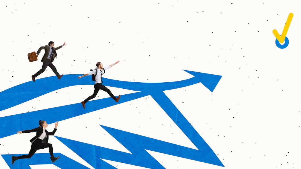 Bitte nicht marathonsitzen Drei Menschen rennen auf blauen Pfeilen auf gelbes Häkchen zu. Wer stundenlang auf dem Bürostuhl sitzt, schadet der Gesundheit. Die gute Nachricht: Für einen bewegteren Alltag brauchts kaum Aufwand.