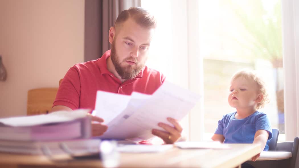 Jetzt wird abgerechnet! Ein Mieter prüft die Nebenkostenabrechnung