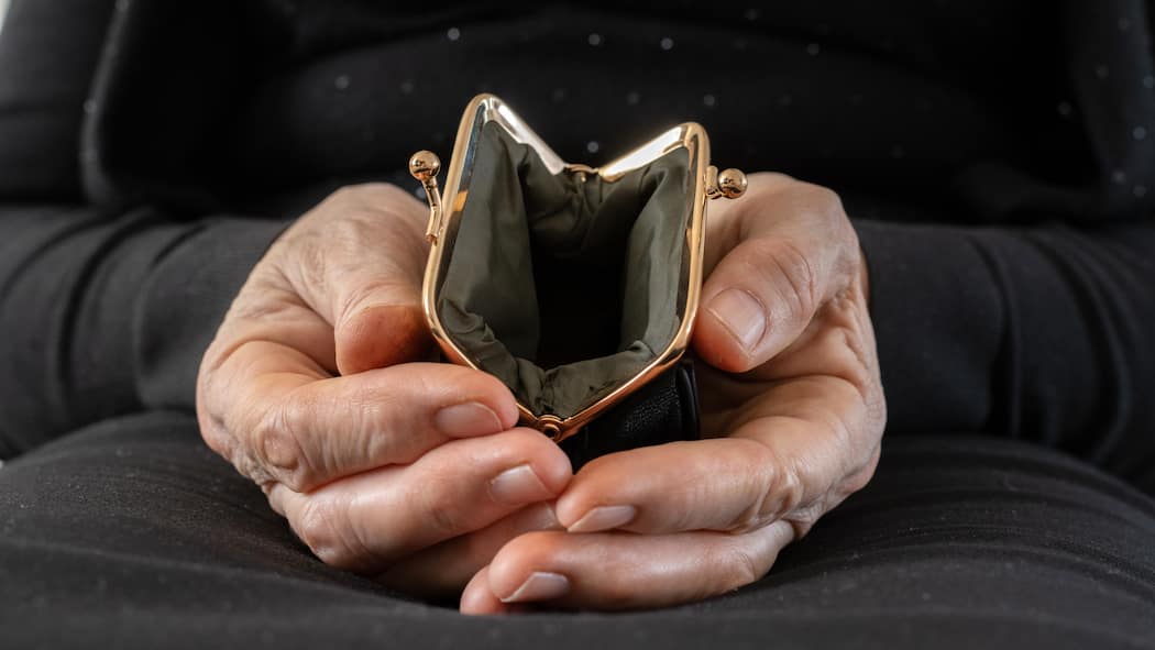 Viele alte Menschen verzichten trotz Anspruch auf Hilfe vom Staat Leeres Portemonnaie in alten Händen.