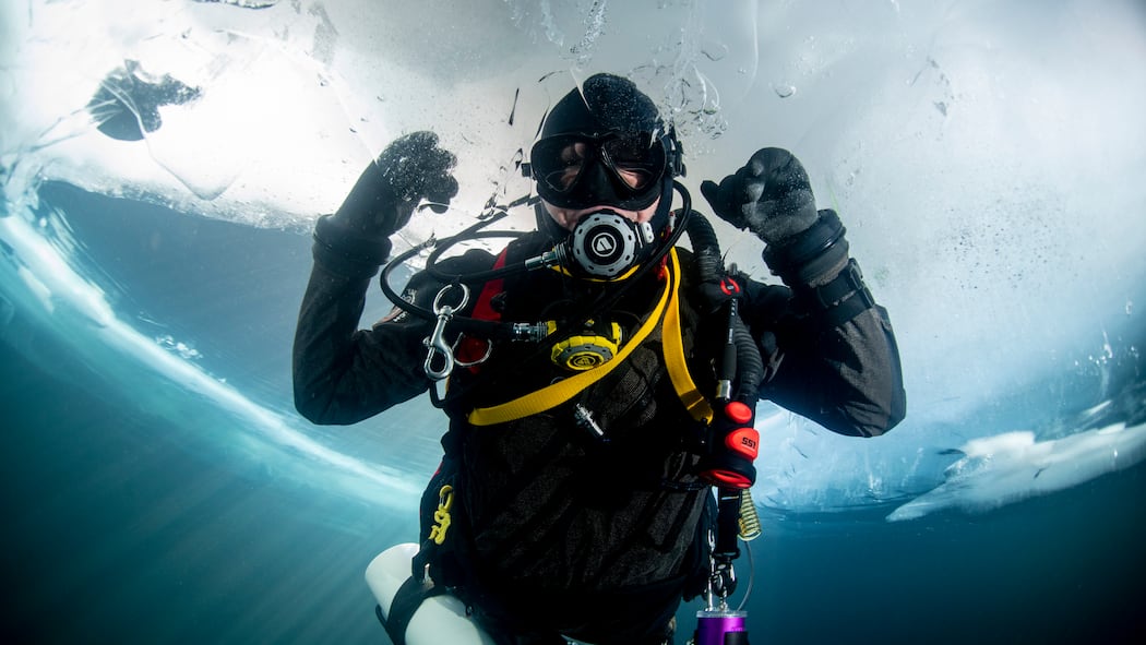 Ein Sprung ins kalte Wasser Taucher im Silsersee bei Minustemperaturen und Eis auf der Wasseroberfläche. Ein Sprung unters Eis löst bei vielen Panik aus. Doch wer die Angst besiegt, wird mit einem überirdischen Erlebnis belohnt.