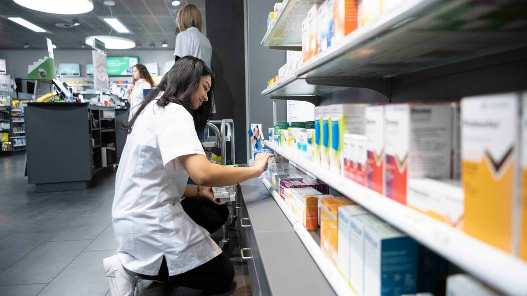 Nach Hinterzimmer-Deal: Medikamente bald massiv teurer Eine Apothekerin fuellt Regale mit Medikamenten auf, aufgenommen am 24. Februar 2020 in der Amavita Apotheke im Wynecenter in Buchs, Kanton Aargau. (KEYSTONE/Christian Beutler)