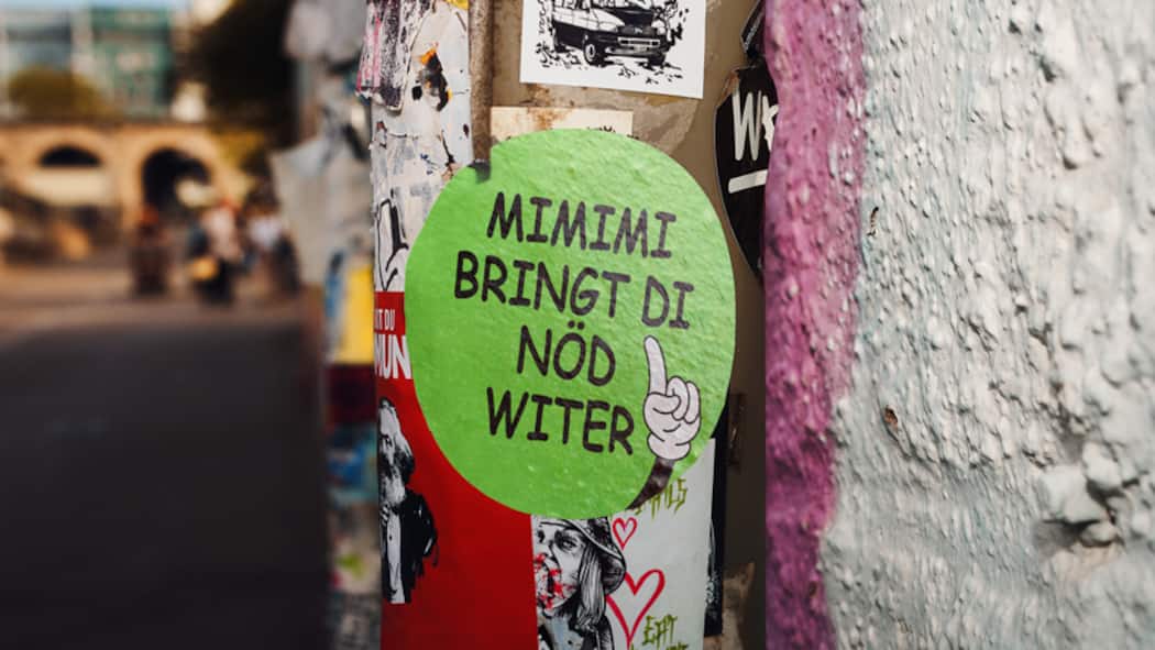 100 Tipps zum Geldsparen Sticker mit Aufschrift: Mimimi bringt du au nöd witer