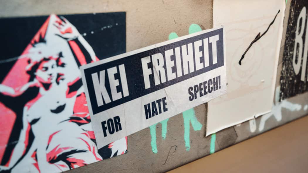 Was strafbar ist – und wie man sich wehrt Sticker: Kei Freiheit für Hatespeech