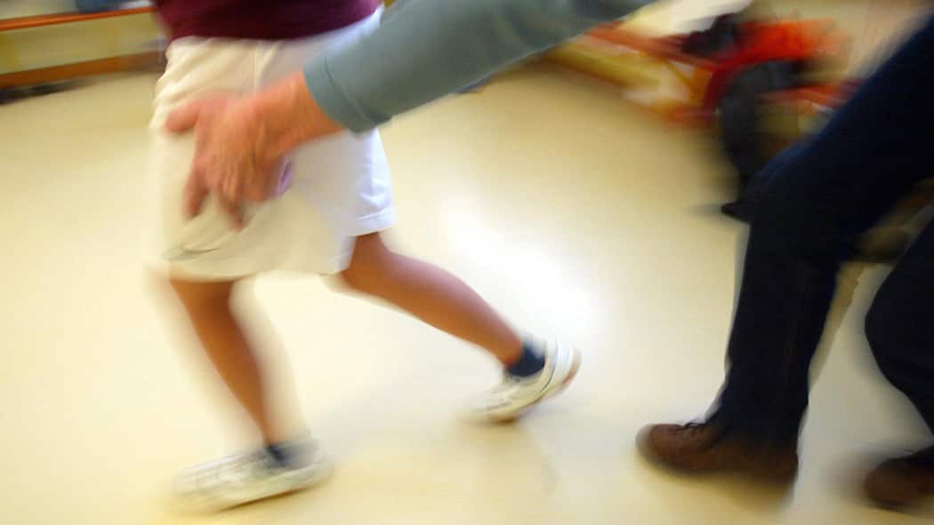 Mann droht indirekt, Kinder zu missbrauchen – U-Haft Männerhand greift nach Knabenpo - Ein Mann fasst zwei Buben an den Po und muss dafür monatelang in U-Haft. Übertrieben? Nein, sagt das Bundesgericht