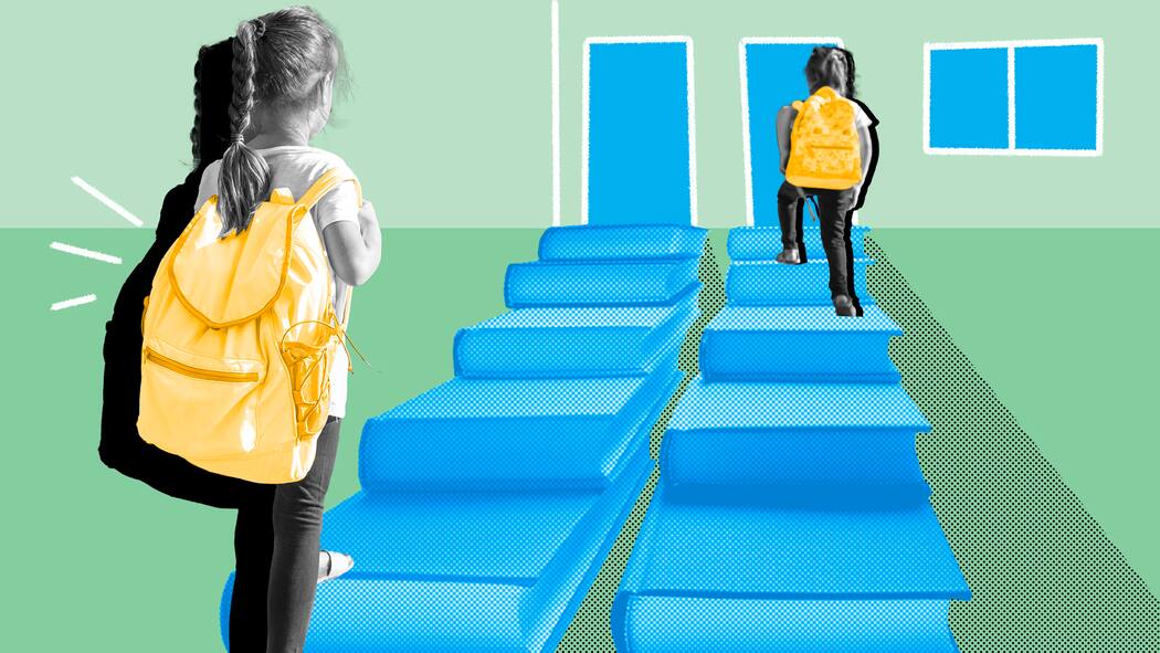 Angst vor der ersten Klasse – was Eltern tun können Ein Junge und ein Mädchen laufen eine Treppe aus Büchern hinauf. So gelingt der Schulanfang.