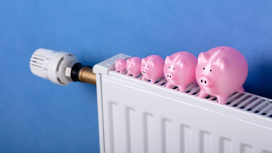 Muss die Mieterschaft die Erhöhung zahlen? Unterschiedlich grosse Sparschweine stehen auf einem Heizkörper.