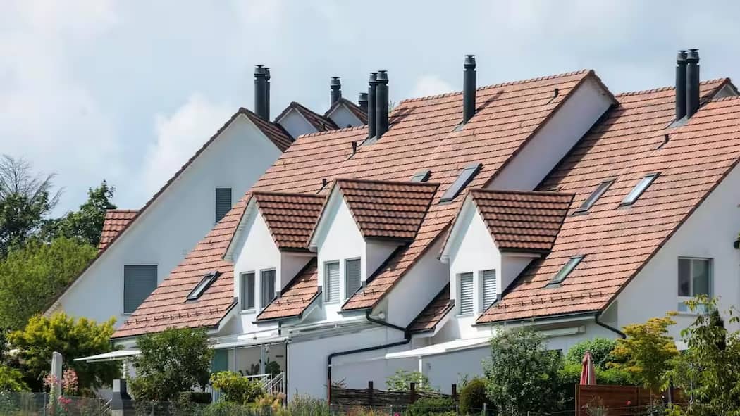 Hier hat der Mittelstand noch eine Chance auf ein Eigenheim Reiheneinfamilienhäuser - Eigentum ist im Unterhalt deutlich günstiger als Mieten, doch Kaufpreise sind für viele zu hoch. Eine neue Studie zeigt, wo die Hoffnung für Normalverdienende noch nicht ganz gestorben ist