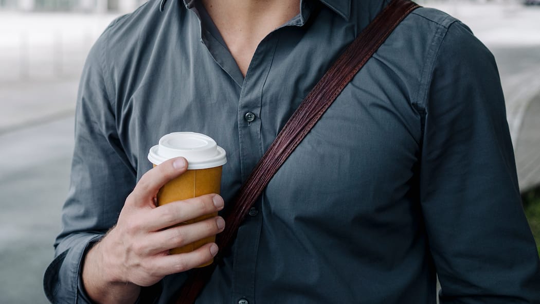 Bio kaum besser als Plastik Mann mit Kaffeebecher aus Karton unterwegs