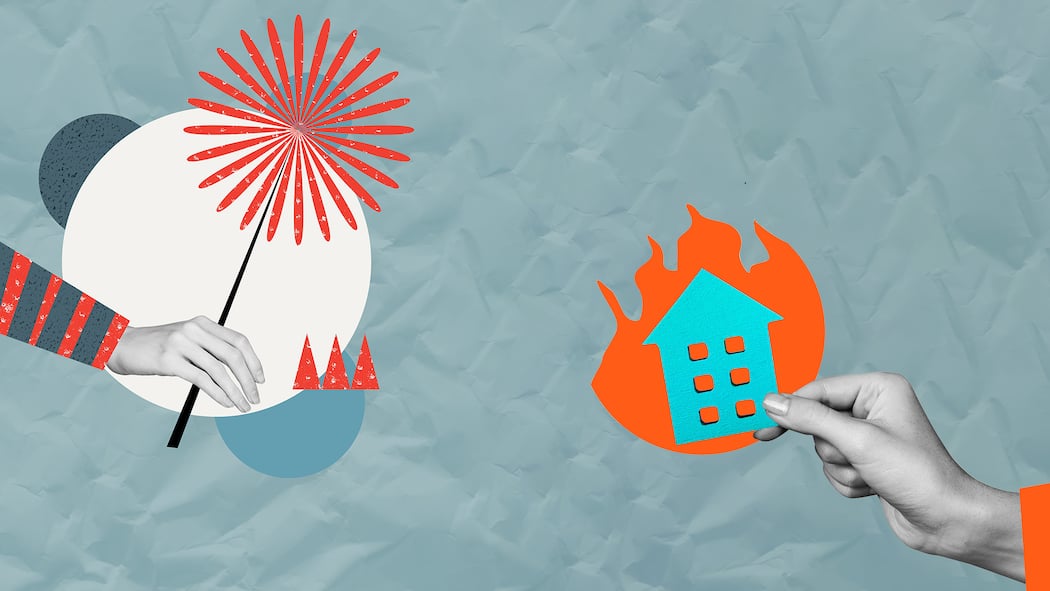Feuersbrunst durch Feuerwerk – wer für Schäden haftbar ist Eine Hand hält eine brennende Wunderkerze, während eine andere Hand ein brennendes Haus hält - Wer fahrlässig ein Feuerwerk zündet und dadurch einen Brand mit Sachschaden verursacht, zahlt eine saftige Geldstrafe und macht sich unter Umständen strafbar – mit einer Freiheitsstrafe bis zu drei Jahren. Die Tipps des Beobachters, wie Sie verantwortlich mit Feuerwerken umgehen.