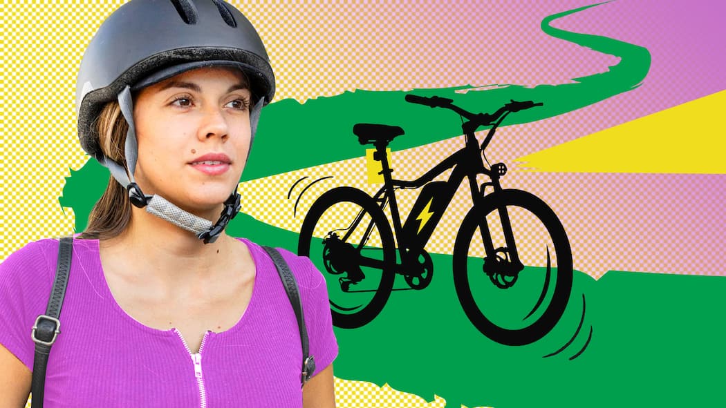 Mit dem E-Bike auf den Waldweg? Da könnte eine Busse drohen Frau mit Helm, im Hintergrund ein E-Bike -Elektrovelos sind sehr beliebt. Doch wer aufsteigt, sollte wissen, was erlaubt ist – und wann es eine Busse gibt