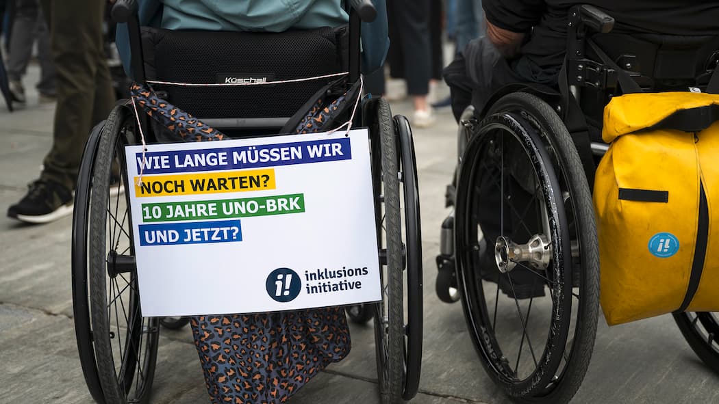 Scharfe Kritik an Bundesrat und Parlament Ein Plakat zur Inklusionsinitiative hängt an einem Rollstuhl. Die Initiative verlangt eine rechtliche Gleichstellung der Menschen mit Beeinträchtigungen.