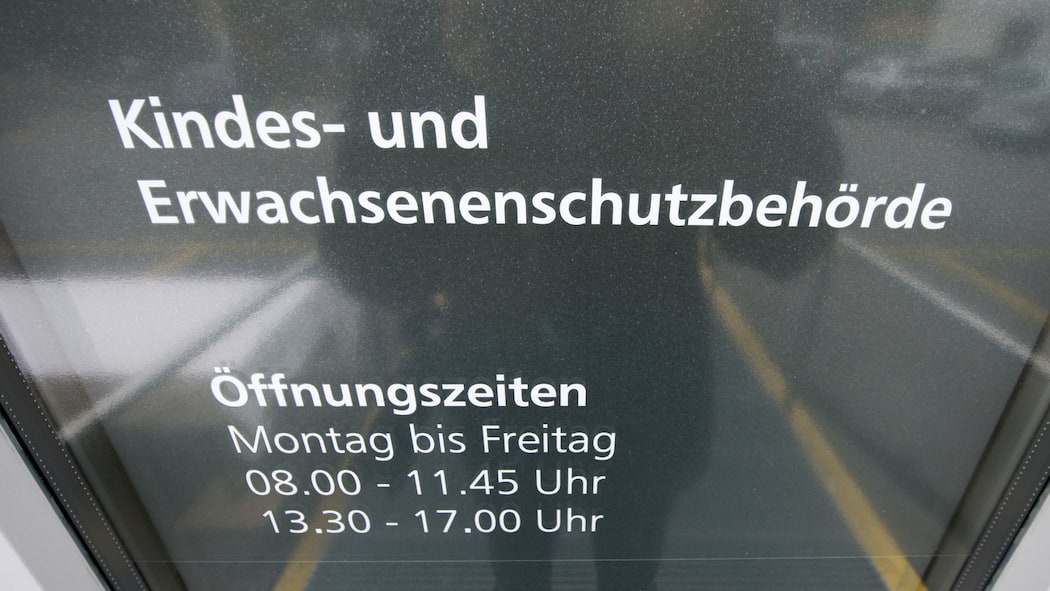 Darf die Kesb sich einmischen? Eingang Türe zur Kesb-Stelle