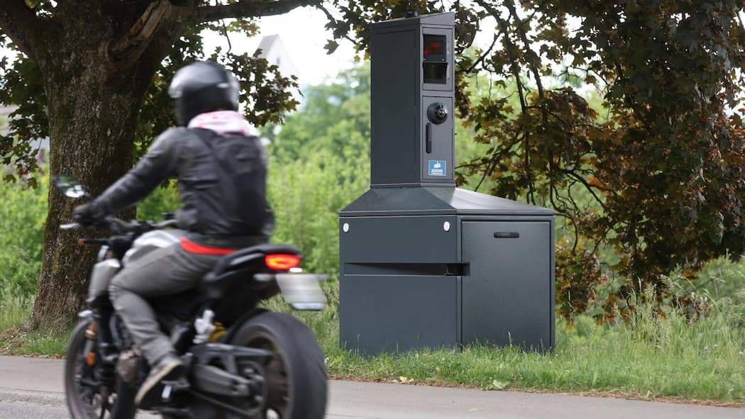 40-Franken-Busse kostet Rollerfahrer am Ende 7000 Franken Ein Blitzkasten am Strassenrand zwischen Brugg und Umiken, aufgenommen am 05. Mai 2026 in Umiken AG (Keystone/Manuel Geisser)SCHWEIZ RADAR BLITZER STRASSENVERKEHR