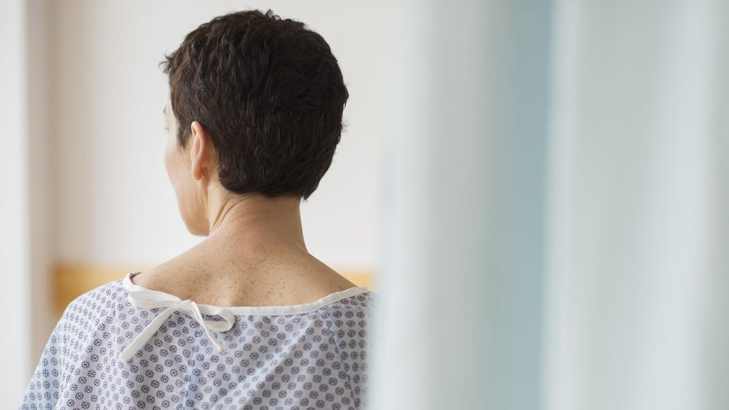 Darum bezahlen Frauen bei der Zusatzversicherung mehr Frau Patientin Krankenhaus Rückenansicht