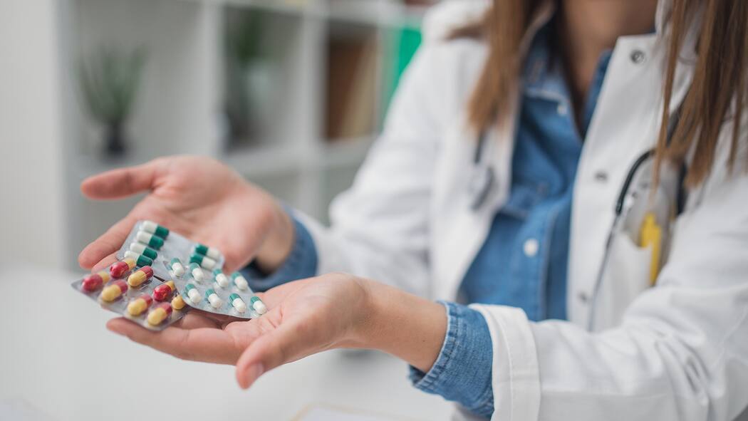 «Ärzte lassen sich von der Werbung leiten» Ärztin hat mehrere Medikamente in der Hand