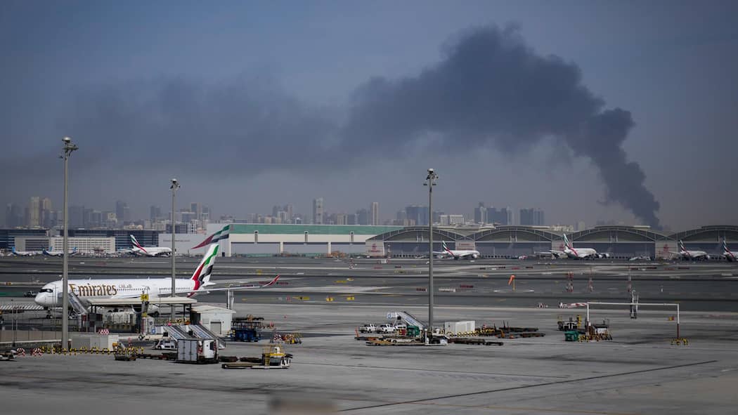 Soll ich den Flug wegen des Nahost-Kriegs absagen? Der internationale Flughafen in Dubai wird am 1. März 2026 nach mehreren Attacken in der Golfregion infolge des Kriegs gegen den Iran geschlossen - Das Drehkreuz in Dubai bleibt auf unbestimmte Zeit geschlossen, weshalb sich Flugreisende nun überlegen, ihre Reise zu stornieren. Was Passagiere wissen müssen, die aufgrund eines unguten Gefühls jetzt von der Flugbuchung zurücktreten wollen.