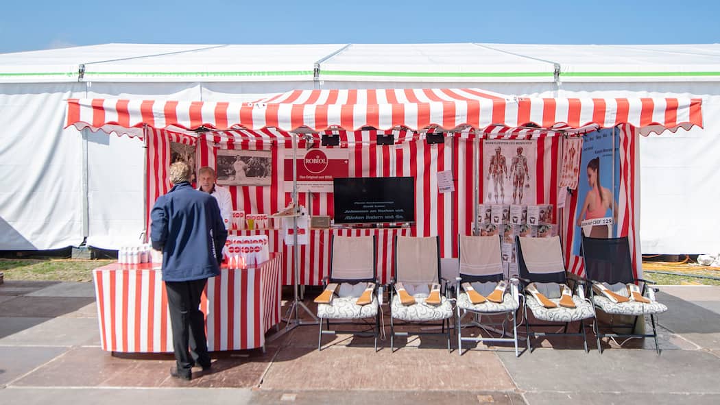 So ein Messe-Schnäppchen kann Sie teuer zu stehen kommen Ein Messestand in der Schweiz. Wer sich an einer Werbeveranstaltung überrumpeln lässt und teure Ware kauft, kann vom Vertrag zurücktreten. An der Messe gilt das nicht.