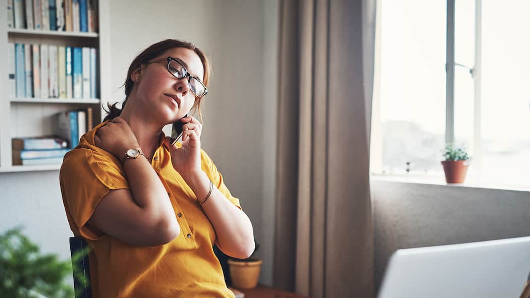 Wie den Stress im Job reduzieren? Frau ist gestresst im Homeoffice
