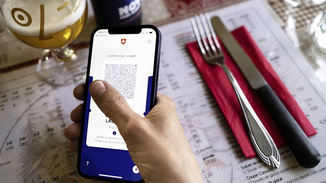 Ohne PCR-Test kein Covid-Zertifikat für Genesene Person mit geöffnetem Covid-Light-Zertifikat auf dem Smartphone