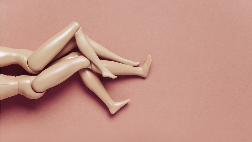 Wenn Sex zum Problem wird Zwei Puppen-Spielfiguren mit nackten Beinen aneinandergeschmiegt.