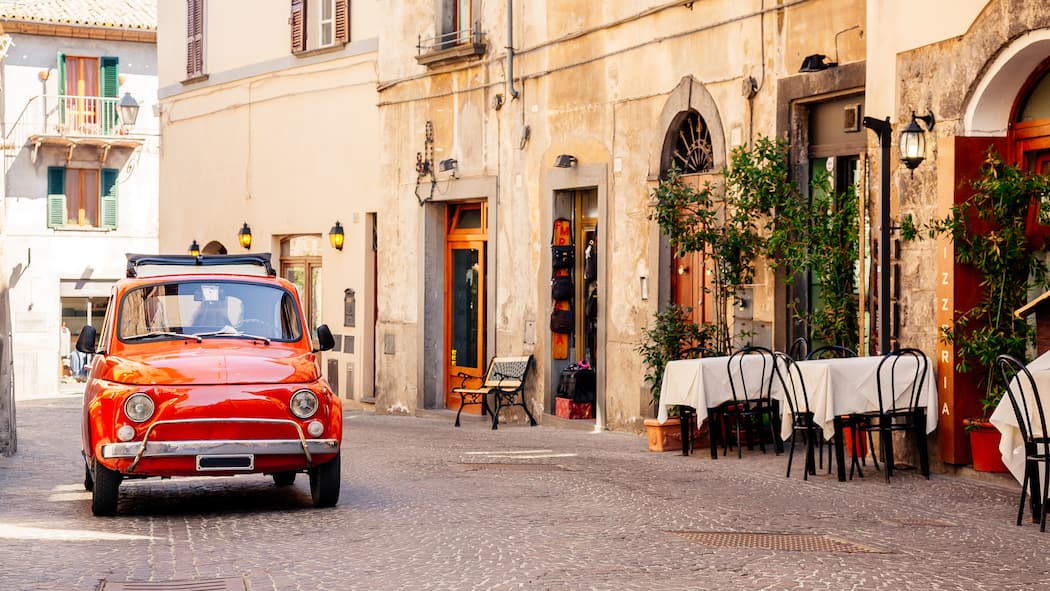 Muss ich die Verkehrsbusse aus Italien bezahlen? Auto parkiert in einer kleinen italienischen Gasse