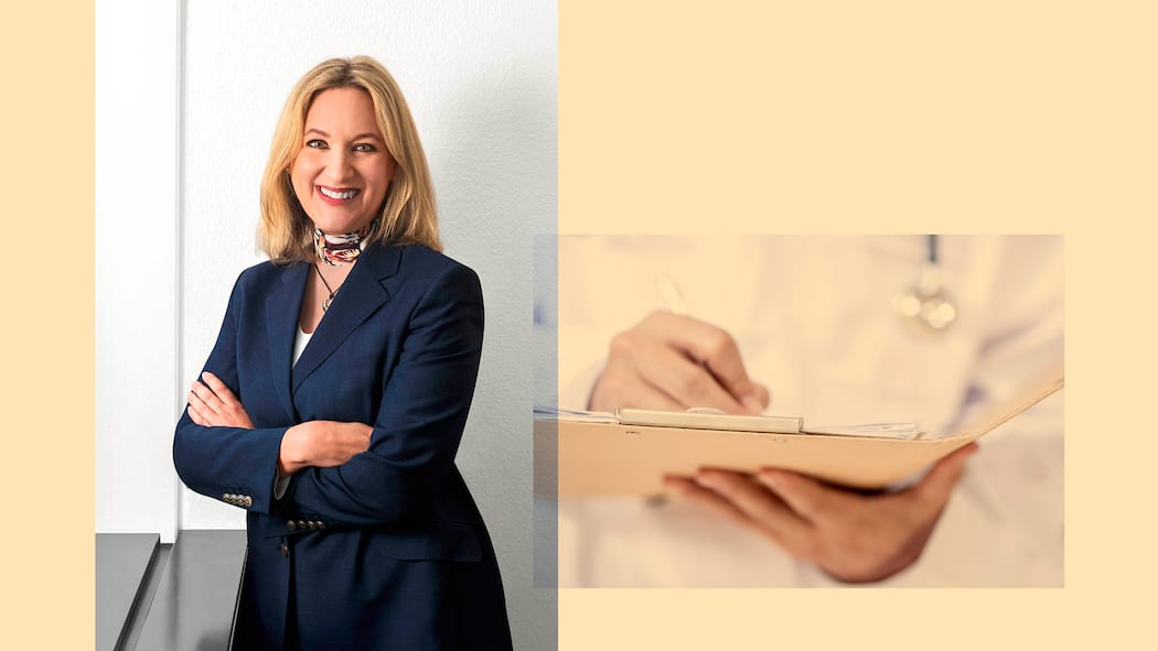 «Man fürchtet, Tausende Urteile nochmals überprüfen zu müssen» Anwältin Bettina Umhang mit einem Bild einer Patientenakte.