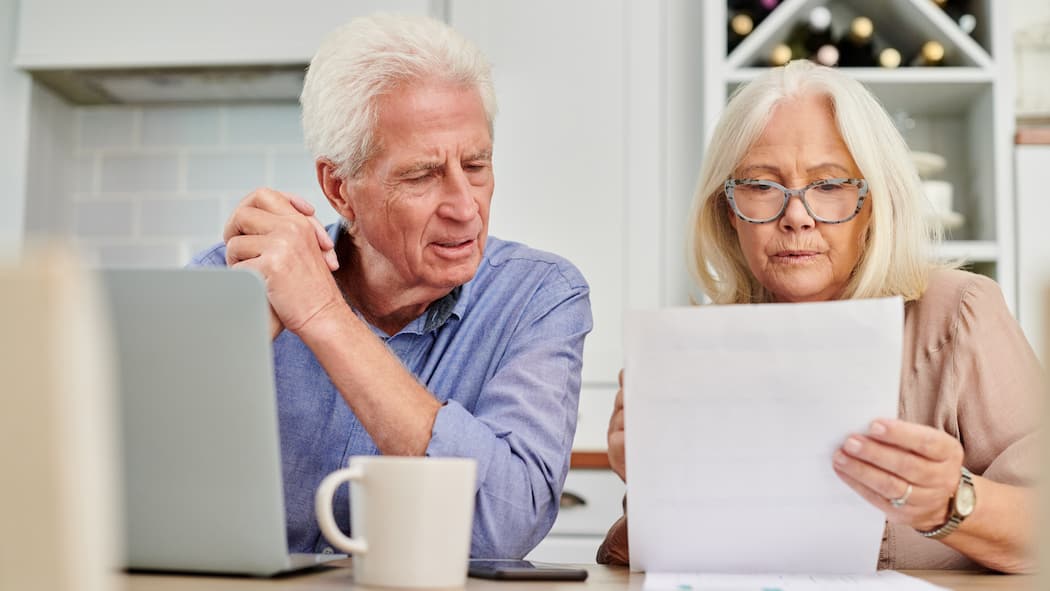 Grosse Versprechen, kleiner Profit Paar kümmert sich um Papierkram.