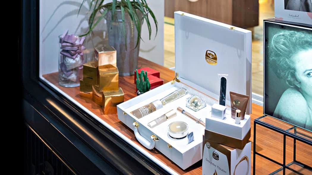 Teuer bezahlte Cremetiegel Produkte von Individuel Cosmetique sind im Schaufenster ausgestellt