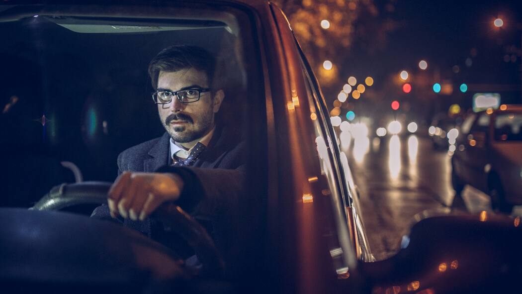Wieso sehe ich nachts nichts? Mann fährt nachts Auto
