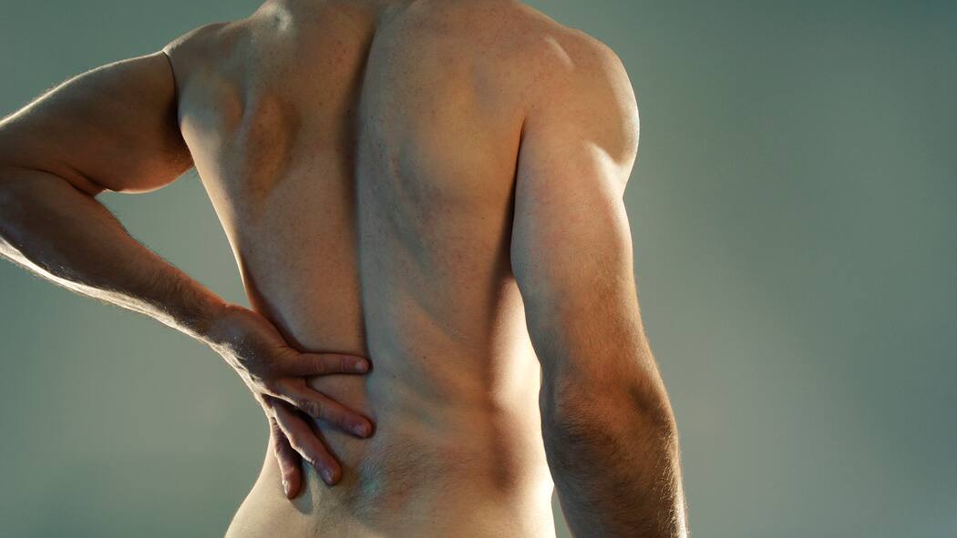 Die grössten Irrtümer Ein Mann hält sich den schmerzenden Rücken.