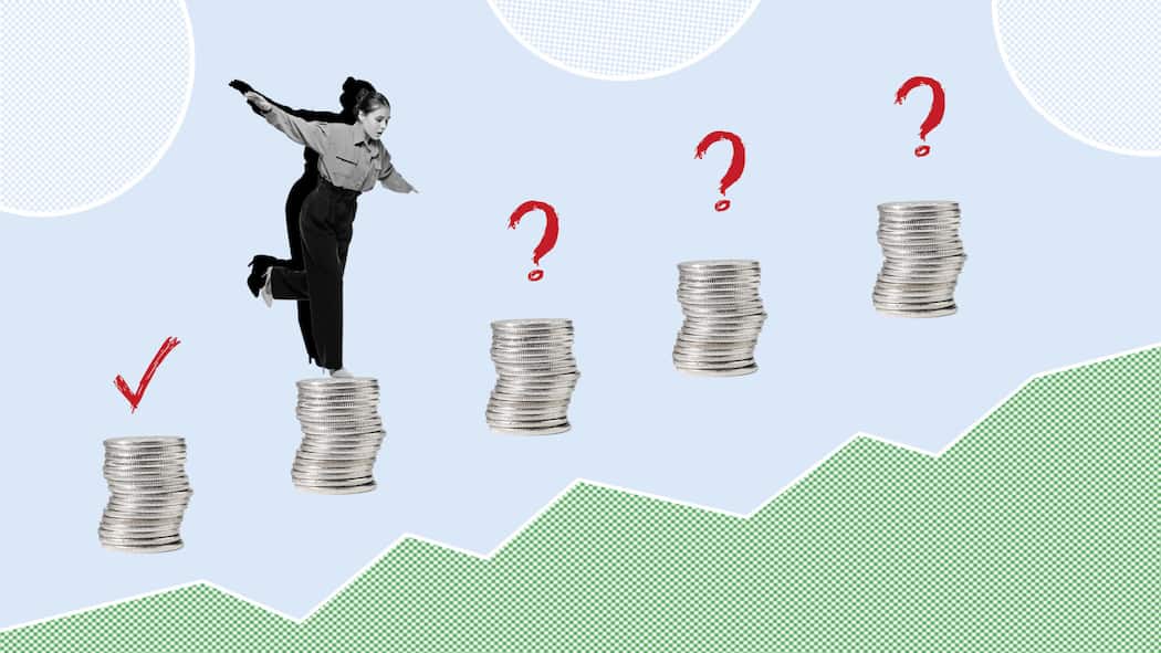 AHV-Maximalrente? Checken Sie, welchen Anspruch Sie nach der Pensionsierung haben Frau springt auf Münz-Stapeln - Was ist mit Begriffen wie Voll- oder Maximalrente gemeint? Und welchen Einfluss hat die 13. AHV-Rente auf die Höhe? Der Beobachter erklärt es mithilfe eines simplen Tools