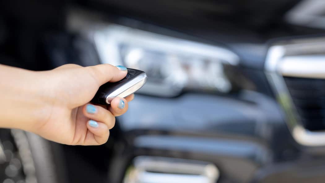 Autoleasing-Kundin ärgert sich über Cembra Hand mit Autoschlüssel - Eine Kundin der Kreditfirma Cembra kauft sich vorzeitig aus ihrem Leasingvertrag frei. Zuerst will man ihr nicht sagen, wie viel sie noch bezahlen soll – und dann wartet sie endlos lange auf eine nachvollziehbare Schlussabrechnung