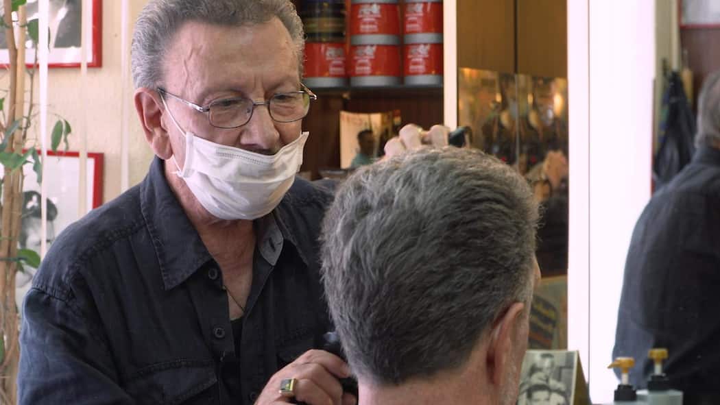 «Elvis Presley ist mein Arbeitgeber» Coiffeur Benedetto Salerno schneidet einem Mann die Haare